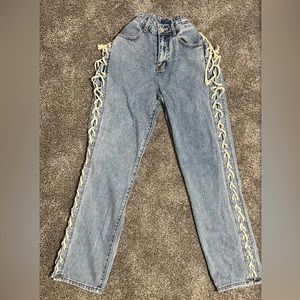 Jeans with lace on the side